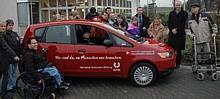 Colt Übergabe an Schlocker-Stiftung durch Mitsubishi Motors Deutschland Geschäftsführer Martin van Vugt (2.v.r.) an den Werkstattleiter der Stiftung, Peter Griebel (4.v.r.). Foto: Auto-Reporter/Mitsubishi